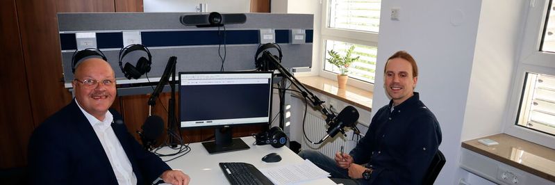 „Was ich am Anfang nicht berücksichtige, schlägt sich am Ende in größeren Kosten nieder“ - Jens Hundrieser (li.), Regional Industry Manager Energy & Gas für Europa bei Endress+Hauser im Gespräch mit PROCESS-Redakteur Dominik Stephan.(Bild:  PROCESS / Kempf)