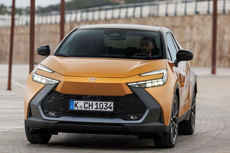 Für die neue Generation des Kompakt-SUVs C-HR ist sich Toyota seiner Designphilosophie treu geblieben.(Bild:  Toyota)