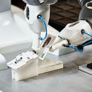 YuMi automatisiert beispielsweise den lasergestützten Prozess beim präzisen Anbringen von Klebepunkten auf vielfältigen Formen für USB-Memory-Sticks und Kreditkarten. 