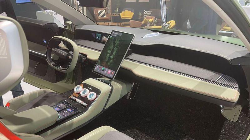 Dagegen dürfte die Bedieneinheit aus Tablet und darunter liegenden Drehknöpfen gute Chancen haben. (Bild: Grimm – VCG)