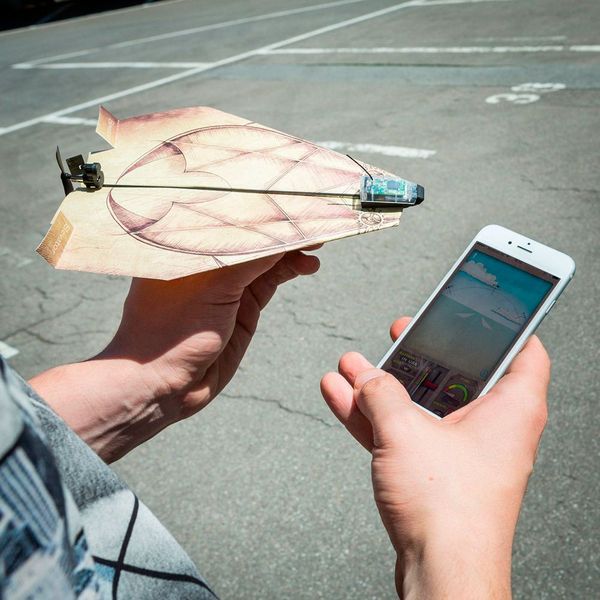 Der PowerUp 3.0-Antrieb für Papierflieger mit Smartphone-Steuerung via Bluetooth hält Falt-Kunstwerke nämlich so lange in der Luft, solange der Saft bzw. soweit die fliegerischen Fertigkeiten reichen. Einfach zu befestigen, einfach zu kontrollieren und schnell aufgeladen, erlauben der Mini-Propeller und die kompakte Antriebs- und Steuerungseinheit die tollsten Figuren, die man mit einem Blatt Papier so anstellen kann. Der Motor wird über Micro USB aufgeladen. (Bild: www.radbag.de)