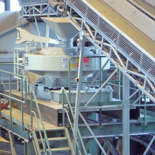 Der BHS Rotorschleuderbrecher in der Aufbereitungsanlage für Edelstahlschlacke. Entscheidend ist, dass der Edelstahl beim Aufprall kurz magnetisch wird und so separariert werden kann.(Bild:  BHS)