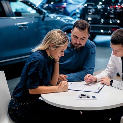 Achtung, das kann schiefgehen: Tauchen in der vorvertraglichen Information und der verbindlichen Bestellung Abweichungen von dem Fahrzeuginserat auf, kann es für den Händler eng werden. Er muss den Käufer lückenlos und transparent informieren. (Bild: Михаил Решетников - adobe.stock.com)