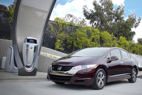 Auf neuen Pfaden: Der FCX Clarity ist Hondas erstes in Serie produziertes Brennstoffzellen-Auto. Die Limousine wird bereits seit vergangenem Jahr an ausgewählte Kunden in den USA und Japan verleast. In Europa setzt Honda den FCX Clarity derzeit noch zu Forschungszwecken ein. (Archiv: Vogel Business Media)