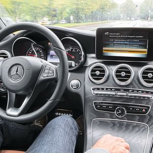 40 Prozent würden Services im Bereich „Büro & Assistent“ nutzen, beispielsweise Virtual Reality Besprechungen im Auto oder Assistenten, die Ruhepausen basierend auf dem Terminkalender vorschlagen.(Bild:  Daimler)