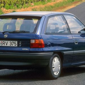 Der Astra F wurde von Sommer 1991 bis Frühjahr 1998 (Cabrio bis Anfang 2000) gebaut. Es entstanden 4,13 Millionen Einheiten, was das Modell zum meistverkaufte Opel-Modell macht. Für den mittelosteuropäischen Raum als „Astra Classic“ wurde der Astra F im polnischen GM-Werk Gliwice (Gleiwitz) noch bis Sommer 2002 hergestellt. (Bild: Opel GmbH)