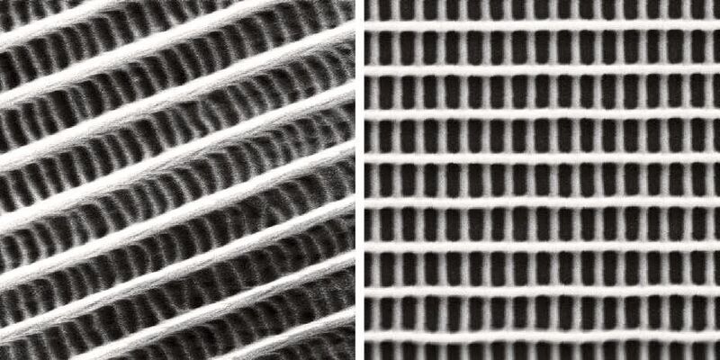 Das zweistöckige Gitternetz unter dem Elektronenmikroskop. Links ein Ausschnitt eines Schmetterlingsflügels, rechts von einer 3D-​gedruckten Struktur. Die Gitterabstände betragen rund 250 Nanometer.