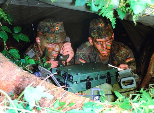 Die Kommunikationstechnik der Bundeswehr ist nicht mehr auf dem neuesten Stand, heißt es (Symbolbild). Nun darf Rheinmetall einen digitalen Kommunikationsverbund für die Streitkräfte aufbauen. Der Deal belaufe sich auf mehrere Milliarden Euro, wie die dpa erfahren hat.(Bild:  S+T)