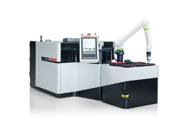 Tschudin «Cube 350»: Die mit dem Red Dot Award ausgezeichnete spitzenlose Rundschleifmaschine ist ideal für die Bearbeitung kleiner Losgrössen mit einem Teiledurchmesser von bis zu 20 mm. Hier abgebildet mit einem Roboter. (Bild: Tschudin)