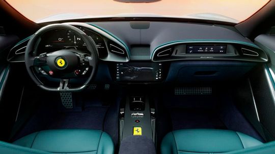 Den Innenraum des 2+2-Sitzers hat Ferrari überarbeitet.(Bild:  Ferrari)