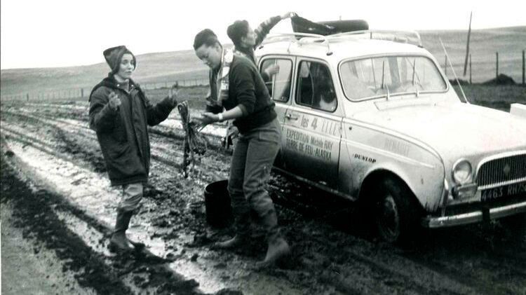 Regelmäßig haben die vier Frauen nicht nur mit Matsch zu kämpfen, sondern auch überdimensionale Löcher und Furchen in den Straßen führen regelmäßig dazu, dass die beiden R4  stecken bleiben. (Bild: Renault)