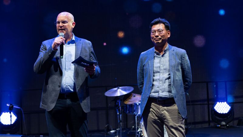 Thomas Djuren, Geschäftsführer Kia Deutschland, und Jong Kook Lee, CEO und Präsident Kia Deutschland. (Bild: Kia)