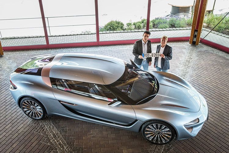 Der Entwicklungschef Nunzio La Vecchia (l.) und Jens-Peter Ellermann, Vorstand des Verwaltungsrates, mit dem offiziell zugelassenen Quant E. (Foto: Nanoflowcell)