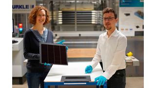 Weltrekord in Sachen Solarzelleneffizienz am Fraunhofer ISE! Die beiden Forscher präsentieren ein neu entwcikeltes III-V-Germanium-Photovoltaik-Modul, genauer gesagt, ein Tandemmodul mit 34,2 Prozent Wirkungsgrad (Siliziumsysteme schaffen in der Praxis 24 Prozent). (Bild: Fraunhofer ISE / J. Forster)