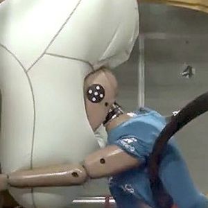 Der im Dach montierte Airbag ist unabhängig von der Position des Vordersitzes.