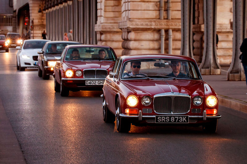 Einstweilen feiert Jaguar ein halbes Jahrhundert XJ mit einem glanzvollen Konvoi aus elf Fahrzeugen, die den Weg vom Jaguar-Werk in Castle Bromwich nach Paris absolviert haben. (JRL)