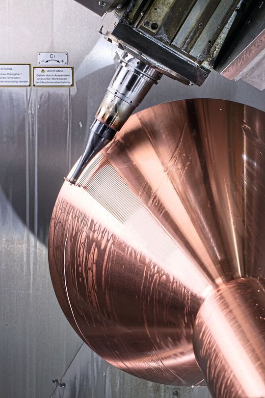 The tool mills several hundred meters of coolant slots into the combustion chamber.(Source:  Horn/Sauermann)
