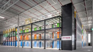 Das neue Lager von HBOD bietet rund 2.000 Fachbodenregalfelder mit sechs beziehungsweise zwölf Ebenen. (Bild: Gebrüder Schulte GmbH & Co. KG)
