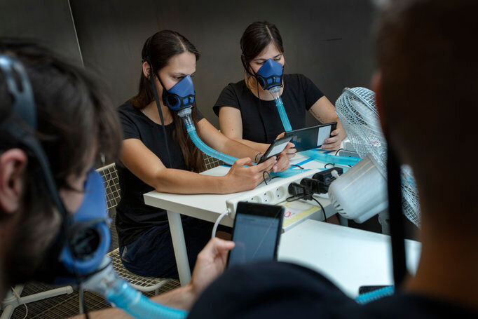 Studienteilnehmer in einer speziell isolierten Kammer an der Technischen Universität von Dänemark, wo die Experimente stattfanden. Gelegentlich mussten sie mit einer speziellen Maske atmen, die es ermöglicht, die chemische Zusammensetzung von Atem und Haut getrennt zu messen. (Bild: © Mikal Schlosser )
