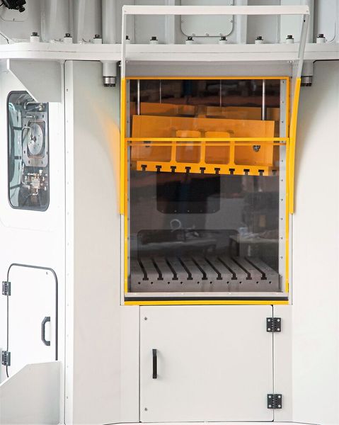 Bild 3: Eine Besonderheit ist, dass sich der Stößel der 3D-Servopresse um bis zu 3,5 Grad verkippen lässt. (Bild: M. Witzsch)