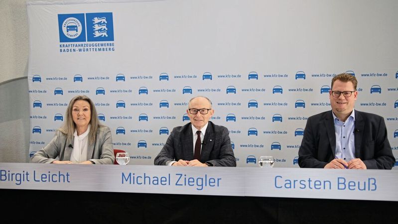 Schauen skeptisch auf 2024: Pressesprecherin Birgit Leicht, Präsident Michael Ziegler (M.) und Hauptgeschäftsführer Carsten Beuß.(Bild:  Kfz-Gewerbe Baden-Württemberg)