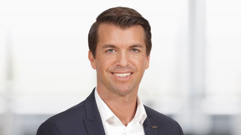 Thilo Schmidt, Managing Director Dacia Deutschland: „Dacia hat 2024 das dritte Wachstumsjahr in Folge absolviert und liegt damit auf historischem Rekordkurs im Gesamt- und Privatmarktanteil. Dabei genießen wir großes Vertrauen bei unseren Handelspartnern. Dacia hat sich im Privatmarkt mittlerweile unter den Top 5 der stärksten Marken in Deutschland etabliert. Mit dem neuen Dacia Bigster und der jüngsten Modellpalette auf dem Markt planen wir auch in 2025 weiterhin auf Eroberungskurs zu bleiben und erneut zu wachsen. Dacia kann zudem mit dem günstigsten Elektroauto auf dem Markt, dem Dacia Spring, stark punkten und ist sehr gut aufgestellt, um eine attraktive, umweltfreundliche und nachhaltige Mobilität anbieten zu können. Des Weiteren wird die neu eingeführte siebenjährige Treuegarantie für eine Steigerung der Werkstattloyalität sorgen. Wir sind gemeinsam mit unserem nunmehr einstufigen Dacia Partnernetz stark aufgestellt, um unseren Erfolg in 2025 fortzuschreiben.“ (Bild: Dacia)