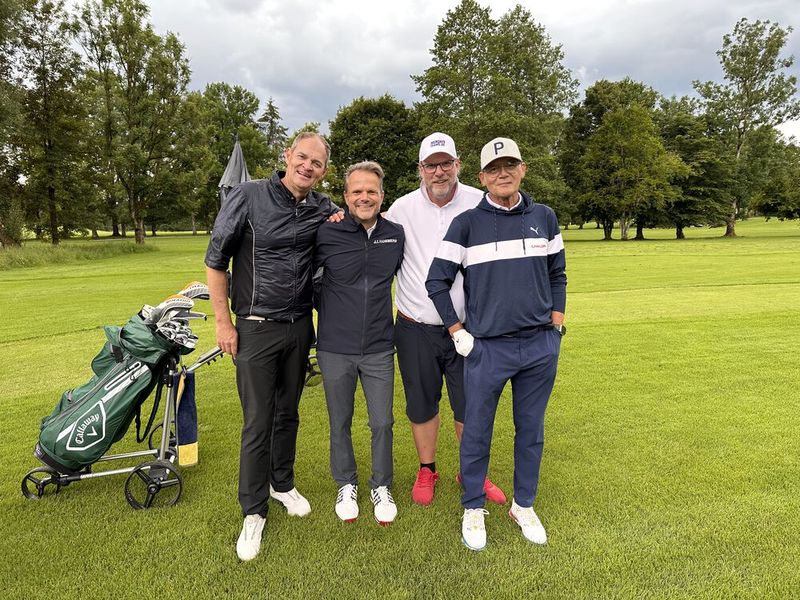 (v. l.) Oliver Schallhorn (PCG), Mark König (TD SYNNEX), Mike Hüsken (Hüsken Textilveredlung) und Paul Holdschik (Cancom). (Bild: VOGEL IT-MEDIEN)