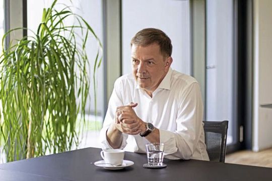 «Fertigungsmesstechnik, wie wir sie herstellen, ist heute weit mehr als ein Mittel zur Qualitätssicherung im Prozess. Sie wird zunehmend als Werkzeug verstanden, das Automatisierung vorantreibt – und sie an vielen Stellen überhaupt erst möglich macht», sagt Alexander Blum, Vorsitzender der Geschäftsführung bei Blum-Novotest.(Bild:  Blum-Novotest)