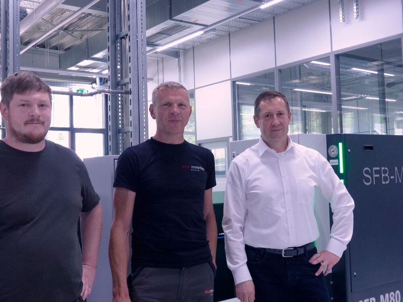 Tobias Zepf, Daniel Müller und Martin Hissler (v. l.): „Mit der Anlage kommt es zu keinen Prozessschwankungen mehr, man fertigt wartungsfrei und auch die Maßhaltigkeit erhöht sich, da rechnet sich die Investition sehr schnell.“ (Bild: SF-Systeme Büchele)