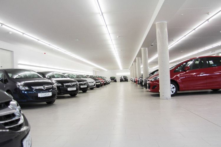 Allein auf dieser Ebene stehen 70 Lager- und Vorführwagen.  (Foto: Gieraths)