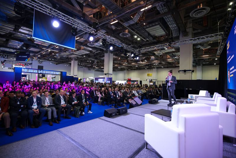 80 Sessions auf drei Bühnen, 2.000 Businessmeetings und ingesamt rund 3.200 Besucherinnen und Besucher: Im „Marina Bay Sands Expo & Convention Centre“ gab es viel Austausch zu den aktuellen E-Health-Themen. (Bild: Smart Health Asia)