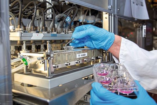 In einem automatischen Expositionssystem wird die Funktion einer Lunge simuliert. Hierfür werden verschiedene Lungenzell-Linien den Emissionen aus einer Verbrennungseinheit eines Flugtriebwerkes ausgesetzt, um zu untersuchen, ab wann Emissionen und Feinstaubpartikel gesundheitsgefährdend für den Menschen sind(Bild:  Julia Tetzke/Universität Rostock)