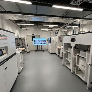Gemeinsam im Praxistest! Die F1 und das PMS von AM Solutions sind am EOS-Standort in Krailling installiert und werden dort bereits erfolgreich mit einem EOS-SLS-System verwendet. EOS könne nur Gutes über diese Art der Automatisierung bei der additiven Fertigung berichten.(Bild:  Rösler Oberflächentechnik)