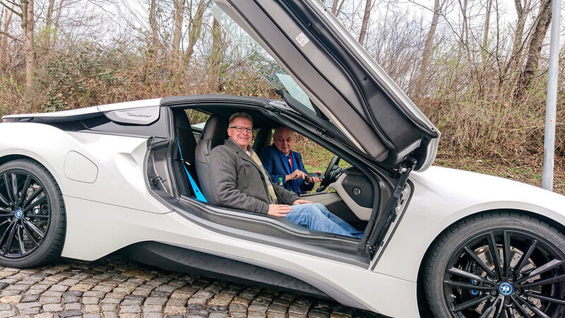 Wolfgang Eckerlin von iTEC Services freut sich über die Fahrt im BMW i8 roadster. (SEP AG)