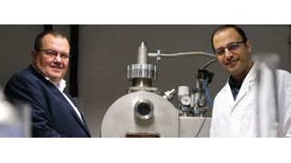 Professor Ralf Busch (links) und sein Team mit Doktorand Amirhossein Ghavimi (rechts) wollen Elektromotoren durch metallisches Glas energieeffizienter machen.  (Bild: Universitaet des Saarlandes)