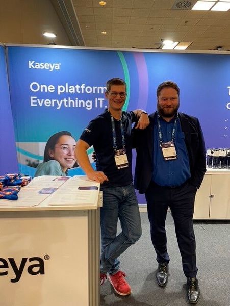 Björn Leenen, Principal Solutions Engineer, und Dennis Stomberg , Head of New Business, beide bei Kaseya auf der MSP Global 2026 (Bild: Vogel IT-Medien)