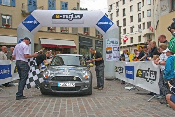 Zieleinlauf bei der e-miglia in St. Moritz: Ein stolzer 8. Platz für die Mannschaft des TÜV SÜD. (Bild: TÜV SÜD)
