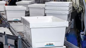 Reuse-Lösungen in der Distributionslogistik können durch Radio-Frequency Identification (RFID) beziehungsweise RFID-Etiketten optimiert werden. (Bild: Illustration auf Grundlage von gumpaga/stock.adobe.com)