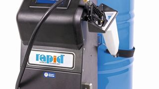 Auf den Einsatz in industriellen Produktionsumgebungen ausgelegt sei das mobile Ölbefüllgerät ÖAM 200 DSM der Rapid Group. (Bild: Rapid Group GmbH)