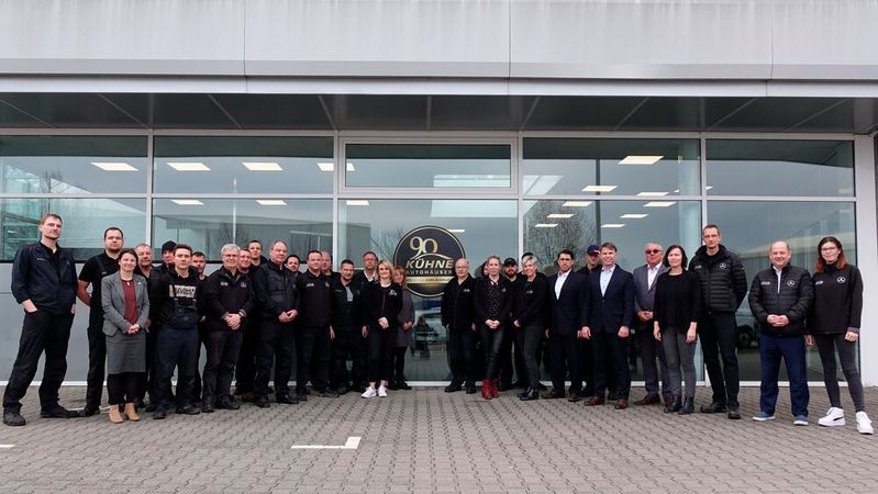 Das Team von Kühne Autohäuser kann sich über eine Vielzahl an Zusatzleistungen seitens des Arbeitsgebers freuen – etwa für die Kinderbetreuung.(Bild:  Rosenow – VCG)