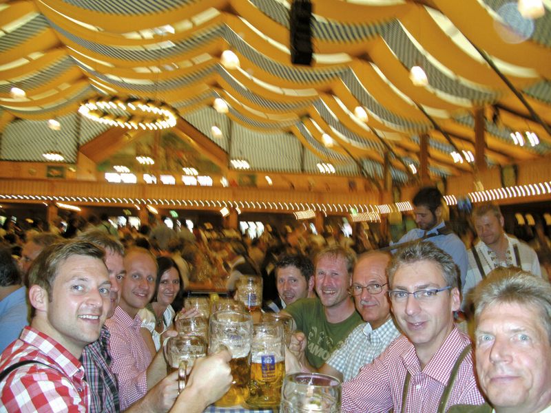 Wenn in Bayern gefeiert wird, dann zünftig. Das OWM-Firmenjubiläum klang auf der 