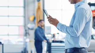 Gerade beim Kundenkontakt und bei standardisierten Prozessen können Betriebe von den Vorteilen digitaler Anwendungen profitieren: von Online-Terminvereinbarung über Werkstattfreigaben bis hin zu bestimmten Unfallschadengutachten. (Bild: © Gorodenkoff Productions OU - stock.adobe.com)