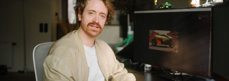 Lennart Baramsky, designer at BMW Group Designworks, shows that design today is created in networked systems—no longer in the classic order of idea, sketch and elaboration.(Picture: Designworks Munich)