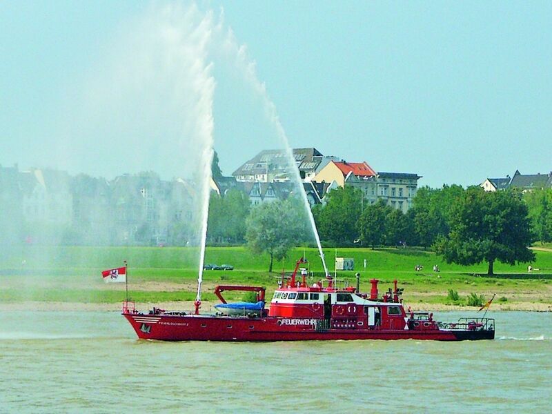 Zur Düsseldorfer Feuerwehr gehören auch Löschboote. (Archiv: Vogel Business Media)