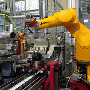 Der Sechsachser wird in der Station sowohl hinsichtlich seiner Reichweite als auch seiner Dynamik bis an die Leistungsgrenze gefordert.