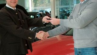 Andreas Giesen, Serviceleiter Autohaus Kruft (re.), übergab die Fahrzeugschlüssel an Schulleiter Marc Bücker (li.). (Hans-Sachs-Berufskolleg)