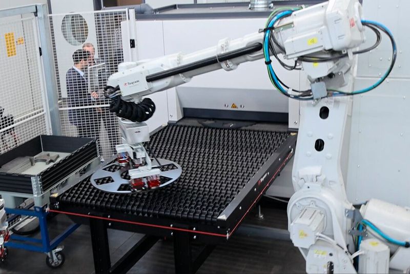 Live auf den InfoTagen zeigt Arku die Kombination aus der Entgratmaschine EdgeBreaker 3000 Fiber und dem Vision-Roboter EasyBot. Das System sorgt für stabile Abläufe und ist zudem eine Antwort auf die Herausforderungen des  wachsenden Kostendrucks. (Bild: Maschinenmarkt/rw)