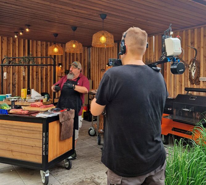 Denn mit Oliver Sievers kam ein amtierender Grill-Weltmeister nach Sachsenhausen bei Giengen an der Brenz. (Bild: Extra Computer)