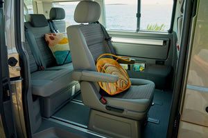 Perfekt versteckt die Miniküche. Sie schränkt den Raum im Fahrzeug nicht ein und ermöglicht so bis zu 7 Sitzplätze im Fahrzeug (VW Nutzfahrzeuge)