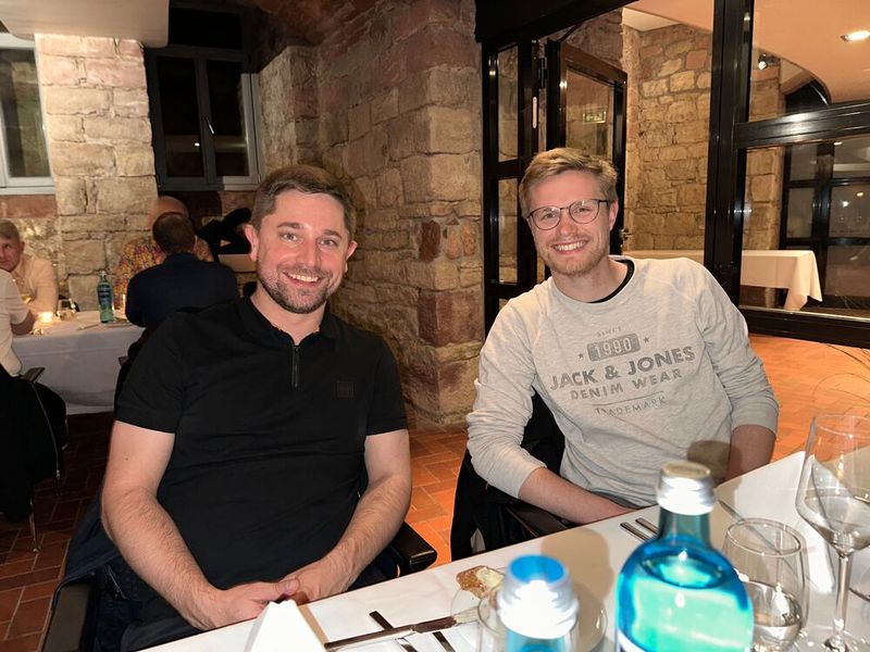 (l.) Stefan Betz (BOYN Bürokommunikationssysteme) und Janek Grafenburg (LS IT-Media) hören sich die wilden Storys der anderen an und genießen den Abend. (Bild: Vogel IT-Medien)